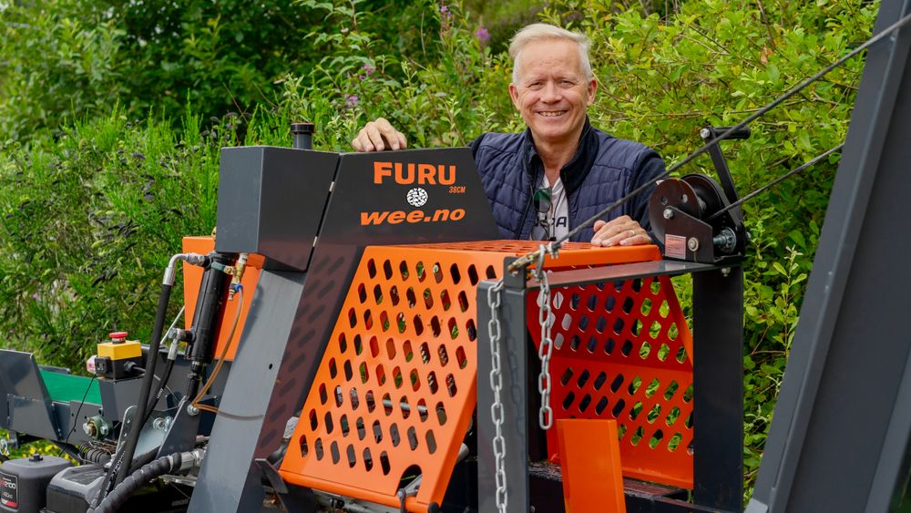 Rune Wee på Haugalandet er blant dem som ikke kan klage på strømprisen. Han selger vedmaskiner, og det går strykende.