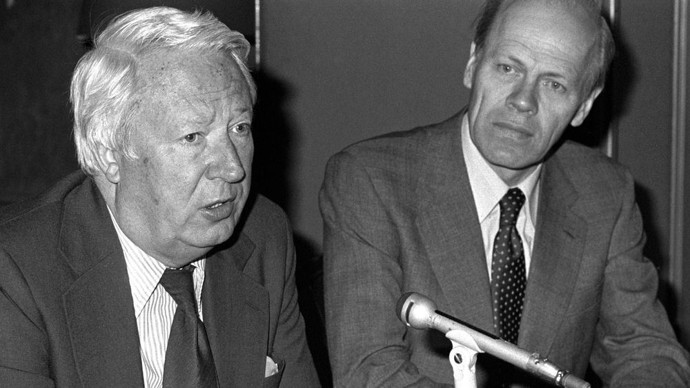 Storbritannias daværende statsminister, Edward Heath (t.v.), forsøkte å konfrontere gruvearbeiderne i 1973–74. Det førte til strømrasjonering. Her med Europabevegelsens daværende leder Svenn Stray.