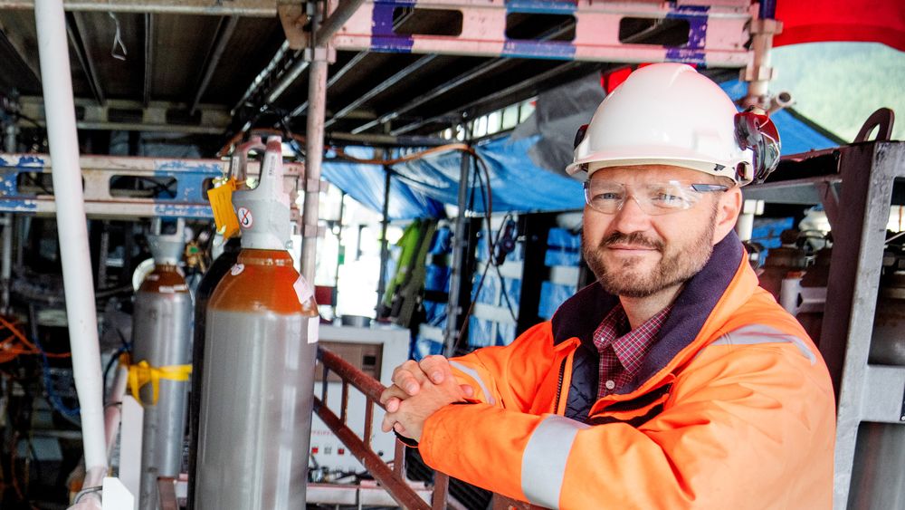 Erlend Hovland, teknisk direktør i Norled, ønsker å bygge i Norge for å holde kompetansen i næringen på topp. MF Hydra blir verdens første ferge som drives av brenselceller og flytende hydrogen.