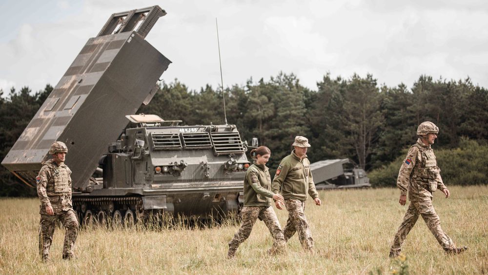 Ukrainske soldater får opplæring i Storbritannia på M270 MLRS.