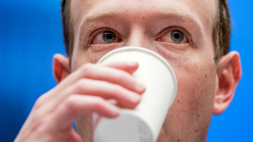 Forretningsmodellen til Mark Zuckerbergs sosiale medier blir vanskeligere å opprettholde med det ferske vedtaket. Her fra den berømte høringen på Capitol hill i 2018.