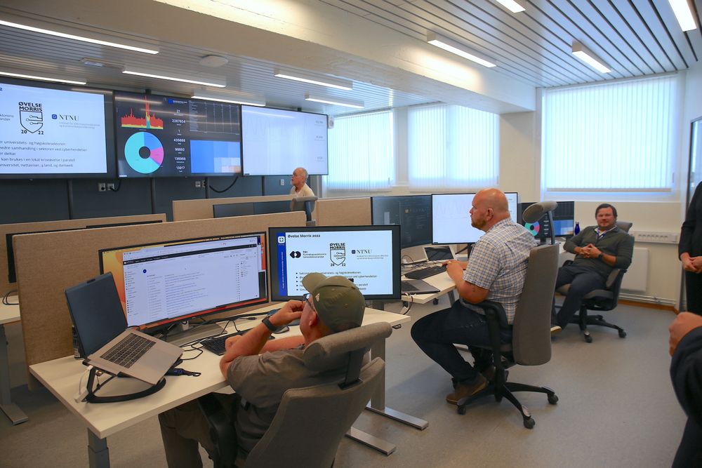 Norwegian Cyber Range ligger hos NTNU på Gjøvik. Det er her de fire kommunene skal øve på et realistisk hackerangrep denne uka. Bildet er fra åpningen i august 2022.