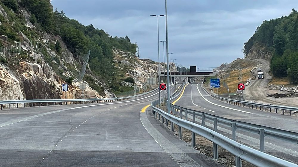Arbeidet med ny, trafikksikker E39 fra Kristiansand vest til Mandal øst er inne i avsluttende fase. Veien åpnes for trafikk som planlagt i begynnelsen av november. Bildet er fra kommunegrensen mellom Kristiansand og Lindesnes, hvor prosjektet kobles sammen med parsellen Mandal øst-Mandal by som åpnet i desember 2021.