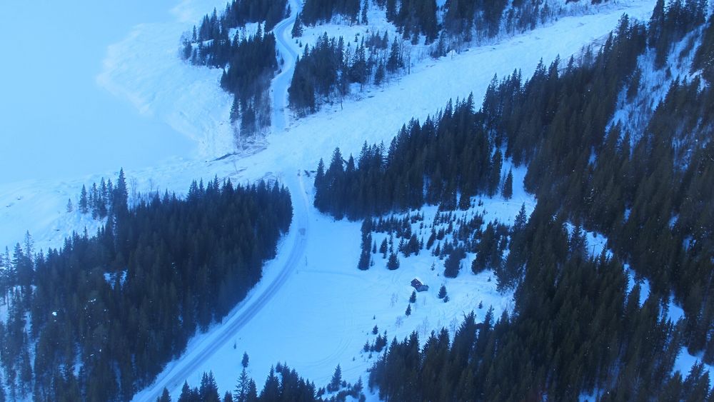  I februar 2014 ble fylkesveien begravd av store snømasser. Skredet stoppet 100 meter ut på det islagte Byrtevatn. 