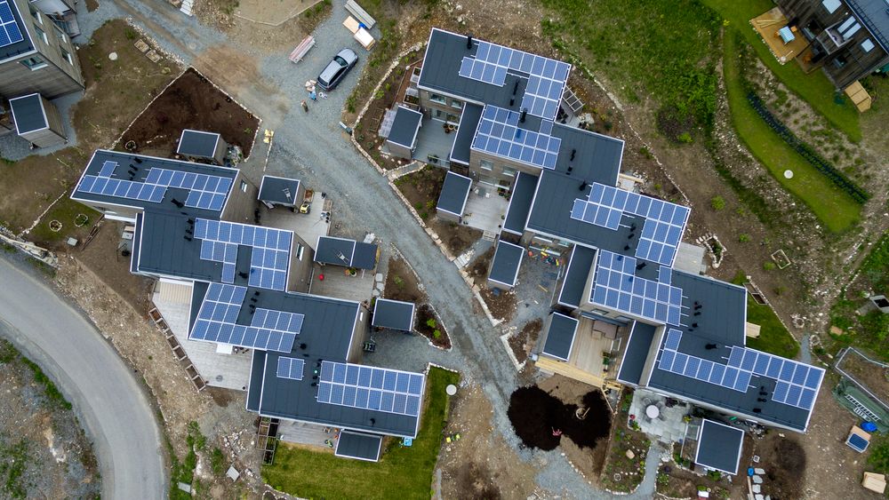 Mulighetene for å utnytte tak og fasader til solenergi er høye i Norge, viser en studie Multiconsult har gjennomført. Her bile av økolandsbyen i Hurdal hvor husene har solcellepaneler på taket for å være mest mulig selvforsynt med strøm.