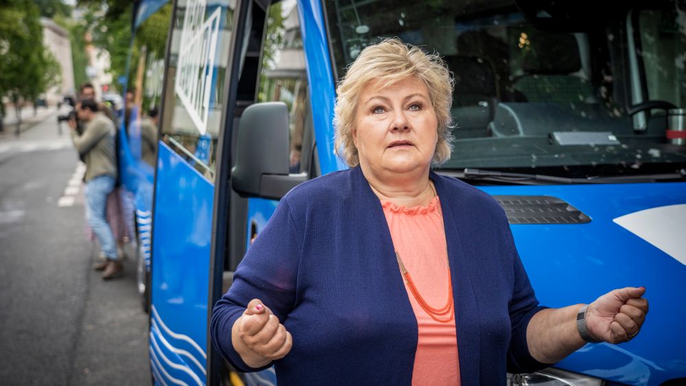 Høyre-leder Erna Solberg mener reglene må forenkles for å få mer solenergi i næringsbygg.