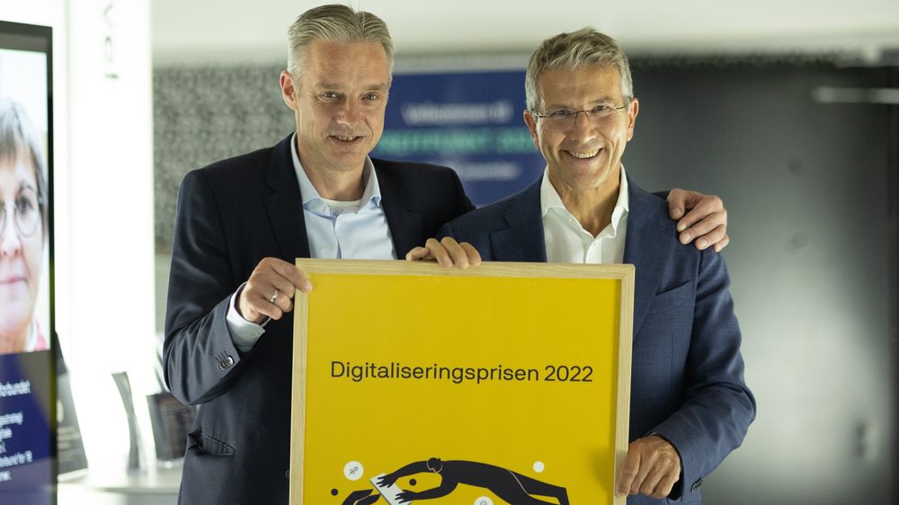 Prosjektleder for Tisk-IKT-programmet Arve Paulsen (til høyre) mottok Digitaliseringsprisen 2022 av Digdir-sjef Steffen Sutorius.