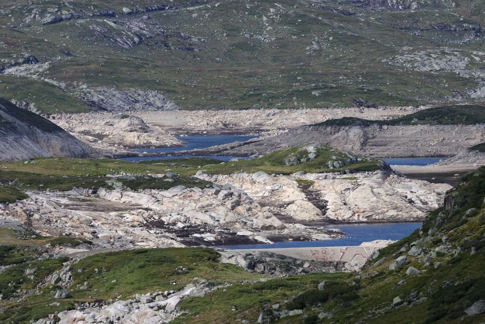 Det er lavere vannstand i vannmagasinene i det sørligste prisområdet enn normalen, og nivået fortsetter å synke. Her fra Rosskreppfjorden, en innsjø i Sirdal og Valle kommune i Agder et tidligere år.