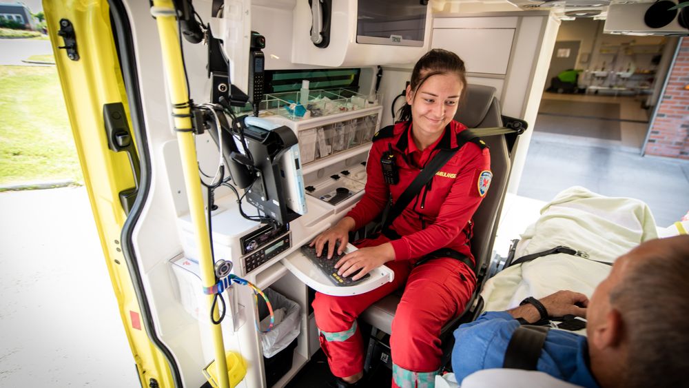 Dette bildet, som er tatt i en ambulanse et sted i Norge, viser Bliksunds elektroniske pasientjournal i bruk. Videofunksjonen i journalløsningen sørger for at legen på sykehuset kan følge pasienten, lese av vitale data og kommunisere med ambulansepersonellet mens ambulansen kjører til sykehuset.