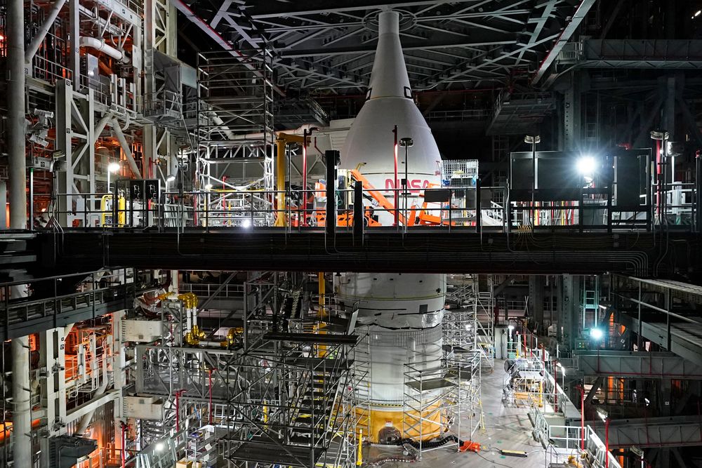 En del av Artemis-raketten med Orion-kapselen under oppbygging inne på romfartssenteret i november i fjor.