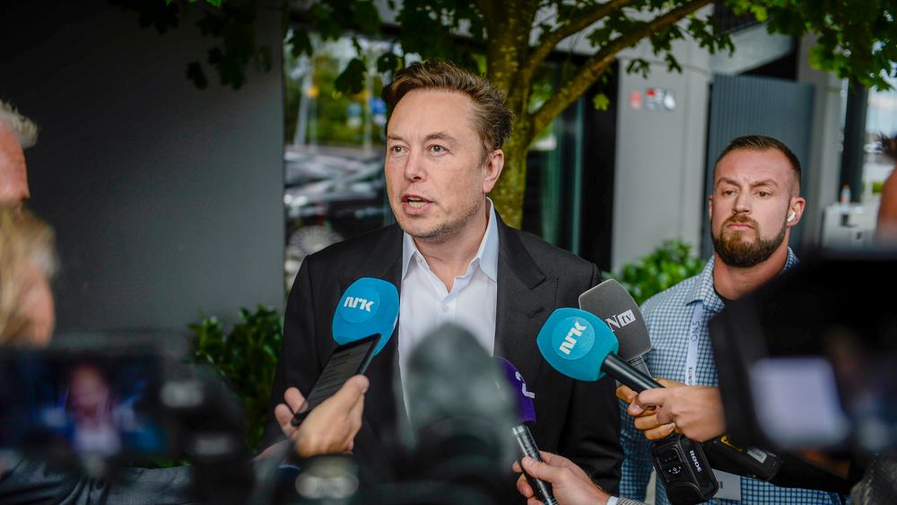 Tesla-sjef Elon Musk møtte deler av pressen før åpningen av ONS. Under åpningen snakket han med konferansier Xenia Wickett.