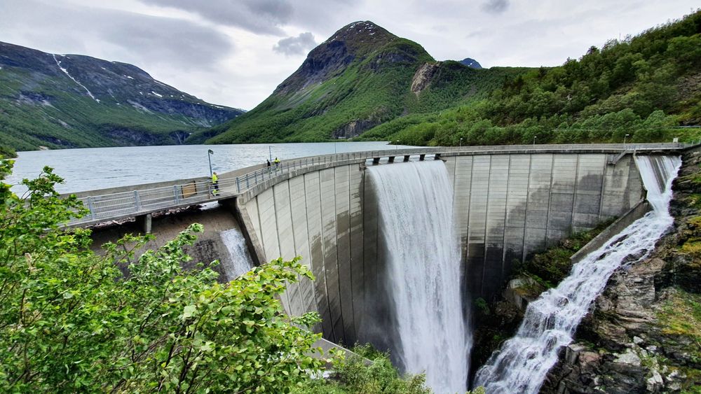 Du har lest at antall kabler bestemmer hvor mye strøm vi sender til utlandet? Jeg vil si at det er strømproduksjonen (fra nedbør, vind og sol), minus strømforbruket, som bestemmer det. Det som er til overs, sender vi av gårde.