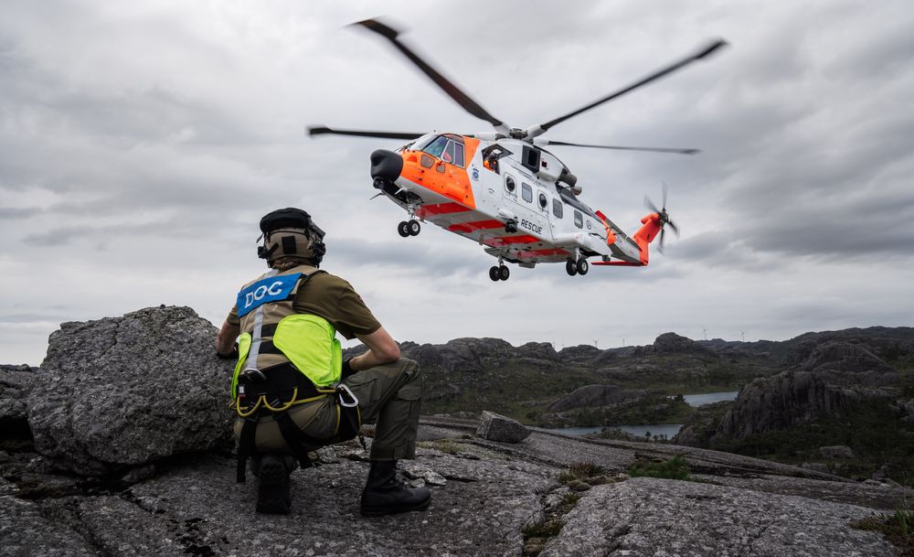 Anestesilege Lars Erik Fjellet gjør seg klar før 330-skvadronens nye redningshelikopter AW101 Sar Queen lander på fjelltoppen.