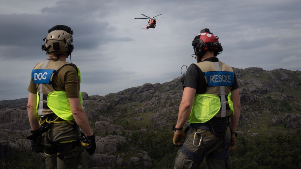 Trening på fjellredning med AW101 Sar Queen. Anestesilege Lars Erik Fjellet og redningsmann Torstein Sande gjør seg klar til å bli plukket opp av redningshelikopteret.