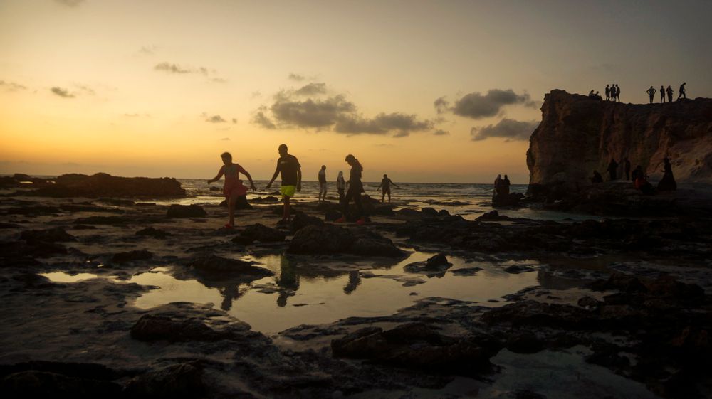 Egyptiske turister nyter livet på Cleopatra-stranden, i middelhavsbyen Marsa Matrouh, 430 kilometer nordvest for hovedstaden Kairo. Mens ferierende nyter Middelhavets sommervarme, advarer klimaforskere om at hetebølger til sjøs har alvorlige konsekvenser for livet i havet