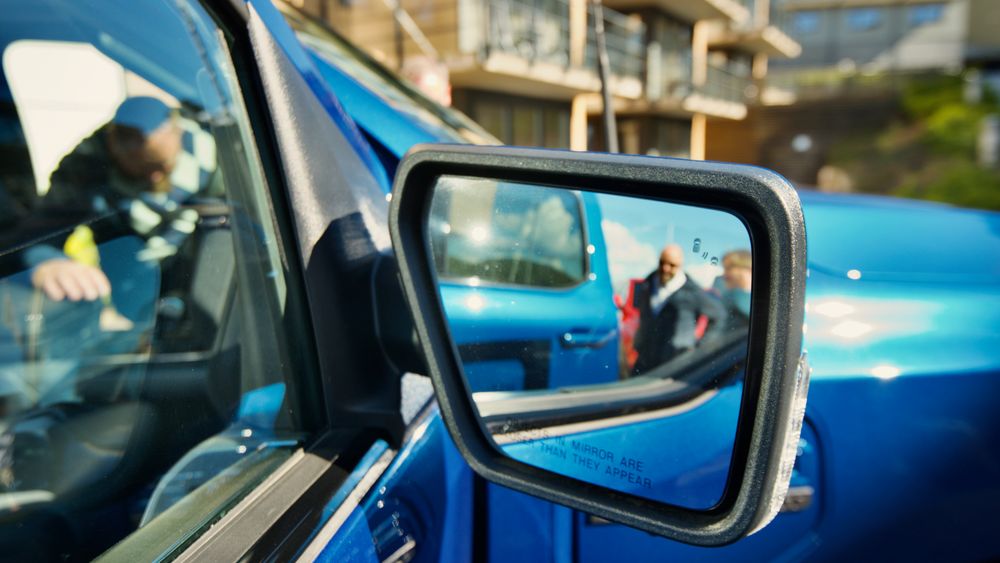Speilene er brede: Bilen blir 41 centimeter smalere når speilene slås inn.