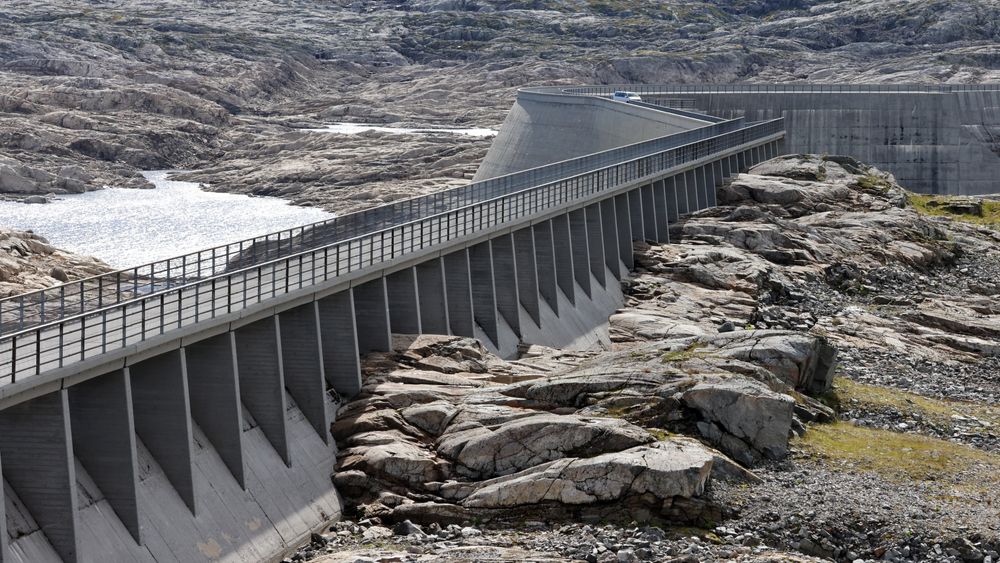 Lav vannstand i Blåsjø, som er det største kraftmagasinet i Norge. Anlegget består av flere dammer. Demningen på bildet ligger i Førrevassdammen.