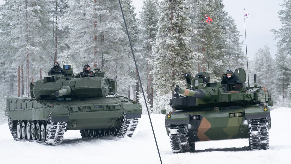 Det står mellom Leopard 2A7 (t.v) og K2 Black Panther når det skal kjøpes inn nye stridsvogner til Hæren. Beslutninga er rett rundt hjørnet.