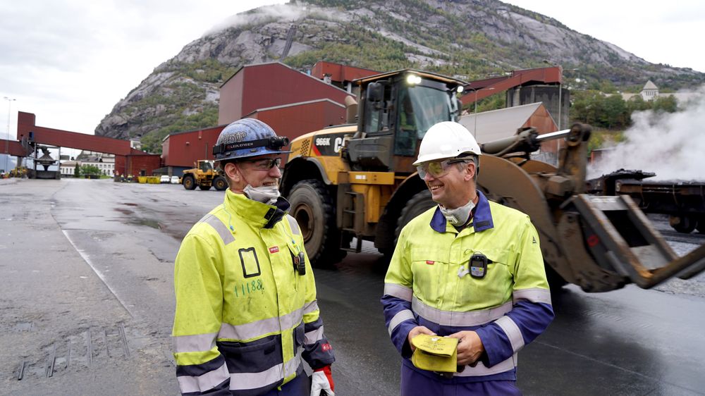 Kraftprisen gjør produksjonen ulønnsom. Nå setter Tizir bremsene på all kraftforbruk utover det de har fastprisavtale på, forteller prosjektleder Jorulf Kyrkjeeide til høyre, her sammen med skiftleder Aleksander Kopperdal. (Arkivfoto)      