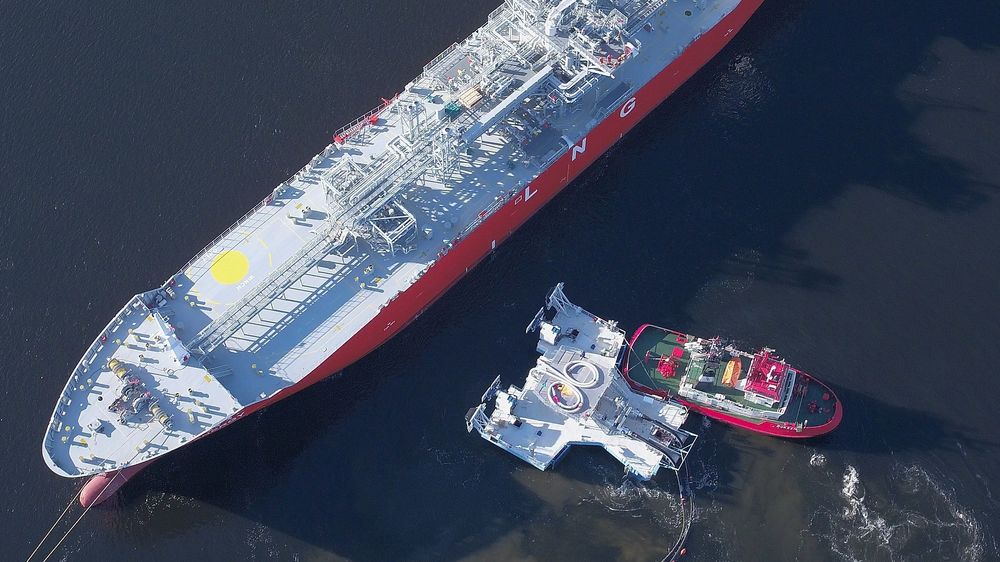 Econnect Energy testet den første IQuay (dakalt UTS)  ved Herøya høsten 2017. En taubåt førte UTS til skute-siden, der den festet seg med vakuumfortøyning.