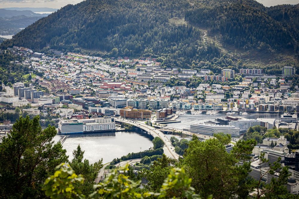 I Solheimsviken, til høyre for broen midt i bildet, ligger DNBs base i Bergen. Blant de rundt 1500 ansatte er ca. 200 IT-medarbeidere.  <i>Foto:  TUM Studio</i>