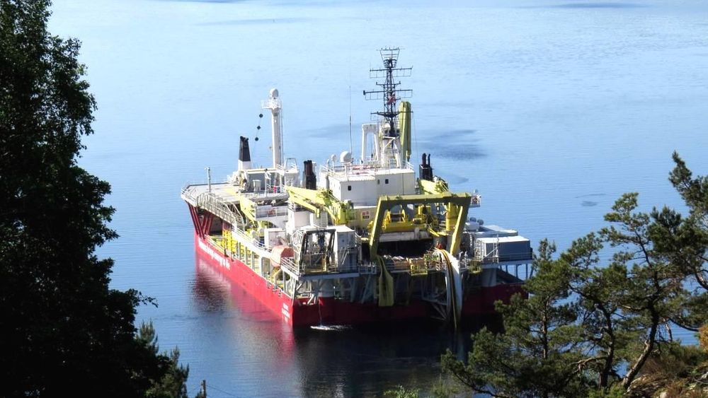 Et skip legger Nordlink-kabelen i Vollesfjorden nær Flekkefjord. Strømkabelen går fra Norge til Tyskland og har en overføringskapasitet på 1400 MW.