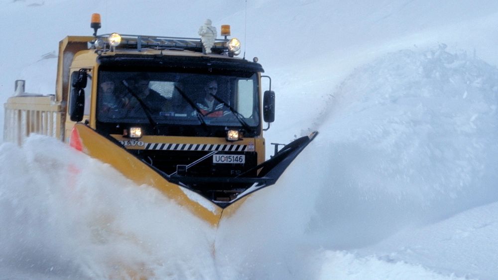 Kolonnekjøring på riksvei 7 over Hardangervidda er et kjent fenomen. Smarte brøytestikker vil trolig gjøre det lettere å komme over vidda.