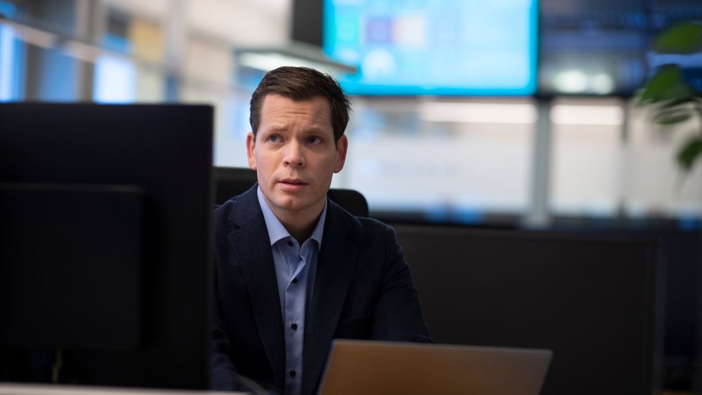 Thorbjørn Busch, senior sikkerhetsanalytiker i Telenor, advarer mot nye svindelmetoder. 