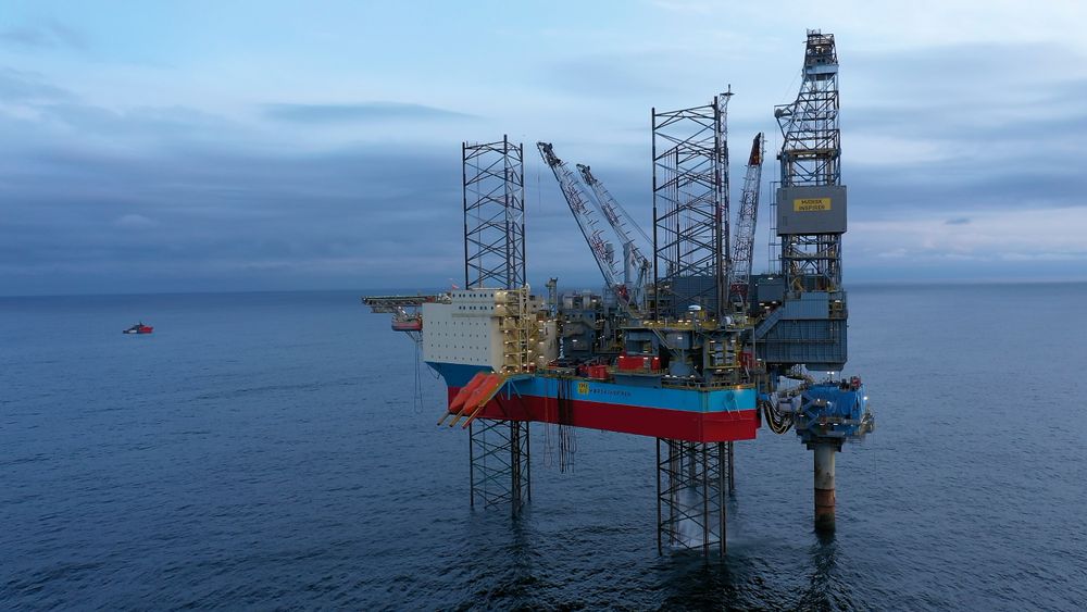 Yme-feltet ble bygget ut for tredje gang og startet produksjon fra Maersk Inspirer i oktober i fjor. Men operatør Repsol har hatt en rekke oppstartsproblemer, og feltet er nå stengt for å reparere skader på rørklemmer og i en sveiseskjøt i prosessanlegget. 
