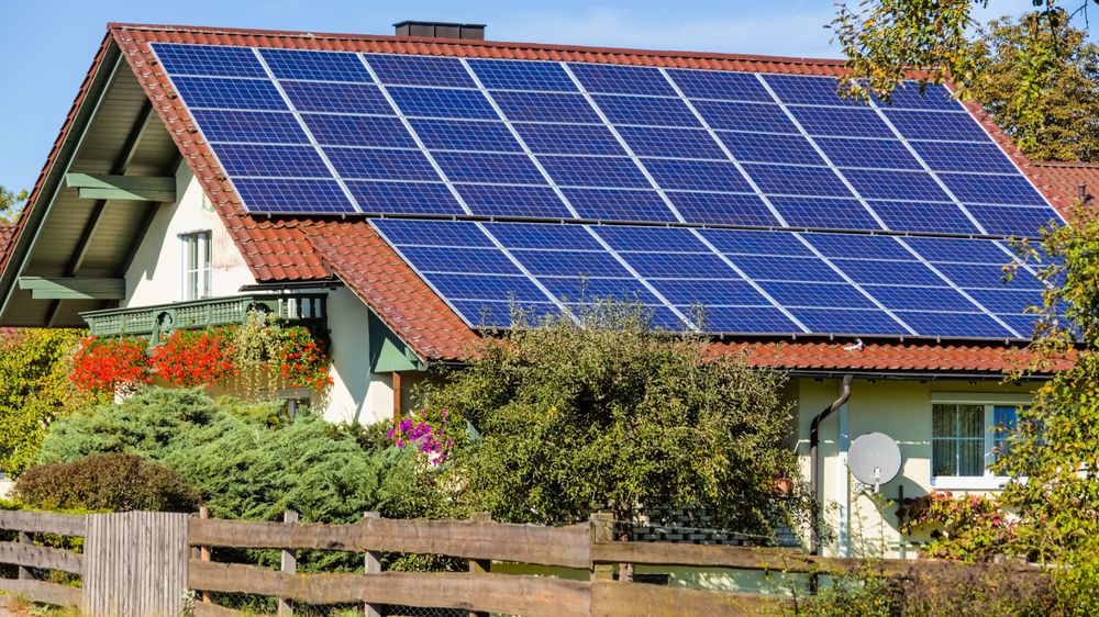 Skal solceller virkelig gjøre en forskjell, kreves det energilagring lokalt, påpeker innleggsforfatteren.