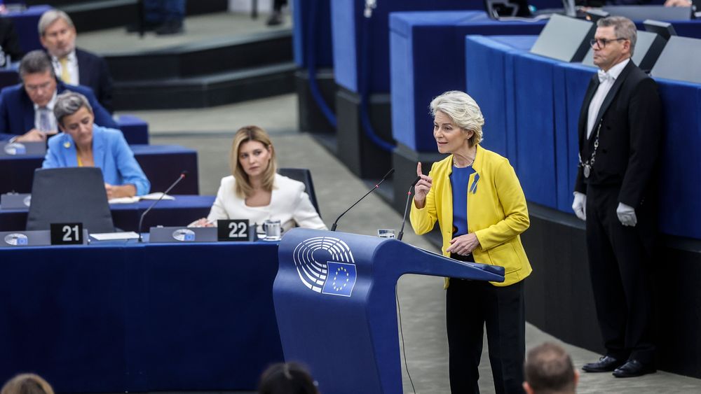 Ursula von der Leyen legger fram tilstandsrapporten for EU-unionen, mens Ukrainas førstedame, Olena Zelenska lytter.
