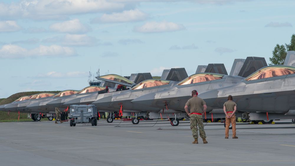 F-22A Raptor fra 90th Expeditionary Fighter Squadron på flystasjonen Łask midt i Polen. Denne uka er flere av dem stasjonert på Ørland.