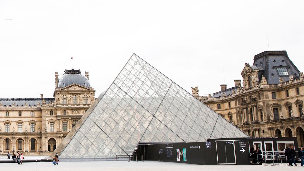 Louvre-museet i Paris. Pyramiden er opplyst på kveldstid, framover i et par timer mindre enn vanlig. Årsaken er energikrise.