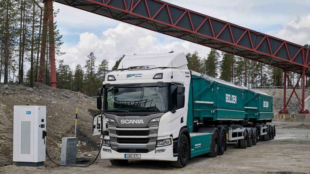 Innimellom slagene kobles el-lastebilen i Västerbotten til en hurtiglader med beskjedne 130 kW effekt. 