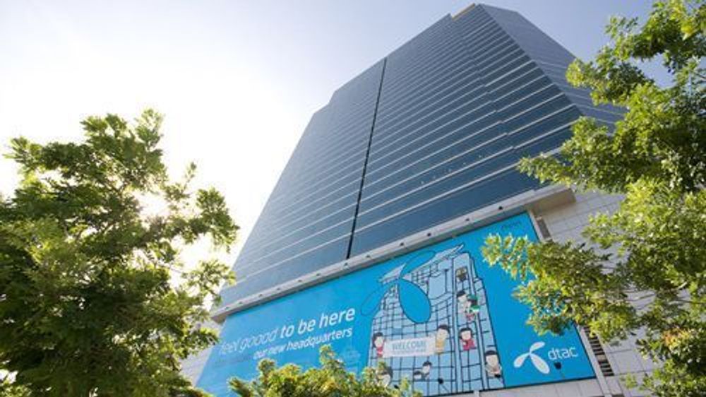 Dtac-hovedkvarteret i Thailand har Telenors logo. Nå slås Dtac sammen med True, og blir den største mobilaktørene i landet.