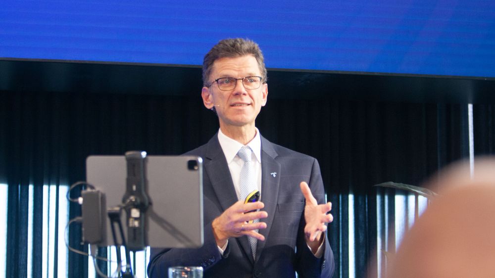 Administrerende direktør for Telenor Norden, Petter-Børre Furberg under Telenors kapitalmarkedsdag tirsdag. Han sa da at det vil være konkurranse om å levere fiber til kunder som i dag har kabel-TV-nett.