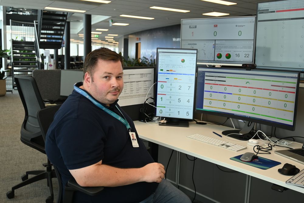 Marius Grimestrand ved noen av skjermene der man overvåker Globalconnects nettverk, i selskapets kundesenter i Kristiansand.