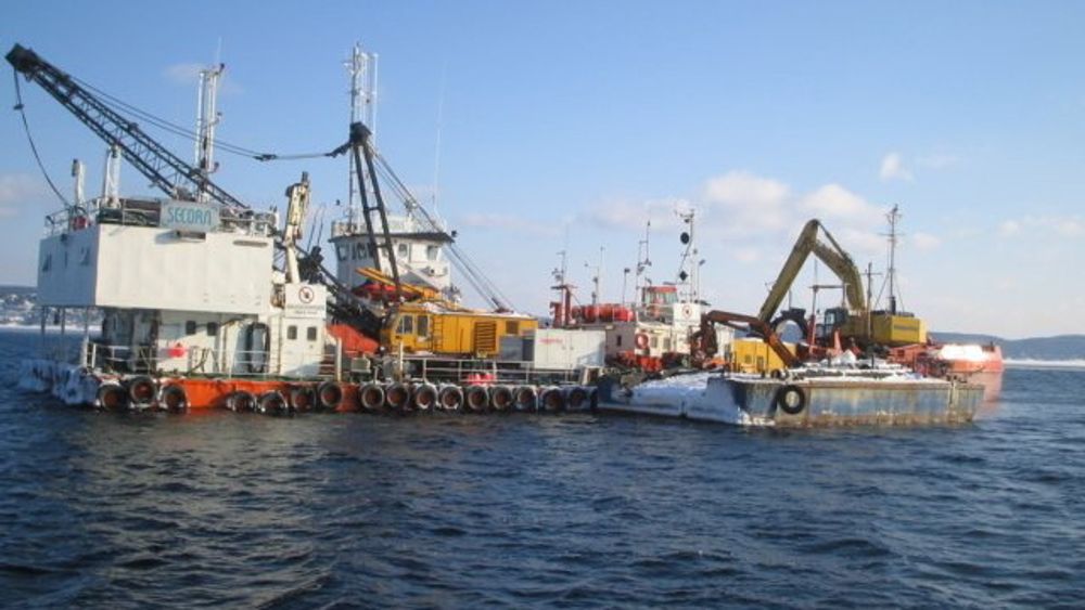 Secora har hatt mange kai- og mudringsoppdrag langs hele kysten, her fra arbeider i Indre Oslofjord for noen år siden.