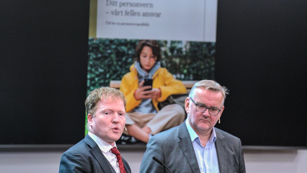 Kommunal- og distriktsminister Sigbjørn Gjelsvik (til venstre) mottok mandag rapporten fra personvernkommisjonen fra kommisjonsleder John Arne Moen (til høyre). 