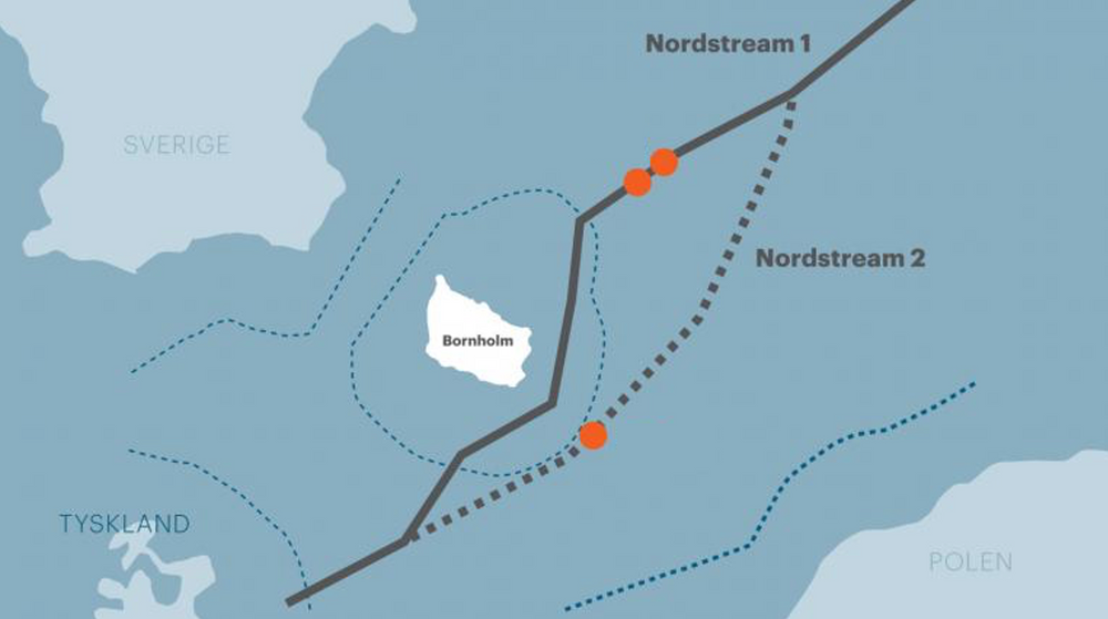 Åstedene for eksplosjonene ved Nord Stream 1 og 2 (hhv. heltrukken og stiplet linje) er markert i rødt. Territorialgrensene i området er markert med blå, stiplet linje.