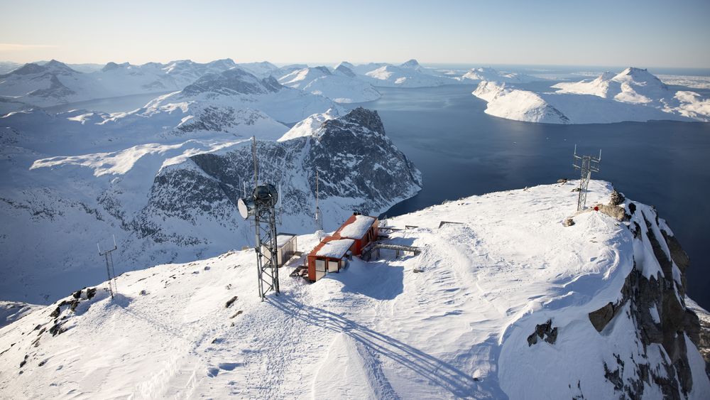 Basestasjon i mobilnettet til Tusass på Qinqaaq på Grønland, bygd i samarbeid med Ericsson, står høyt plassert i spektakulære omgivelser.