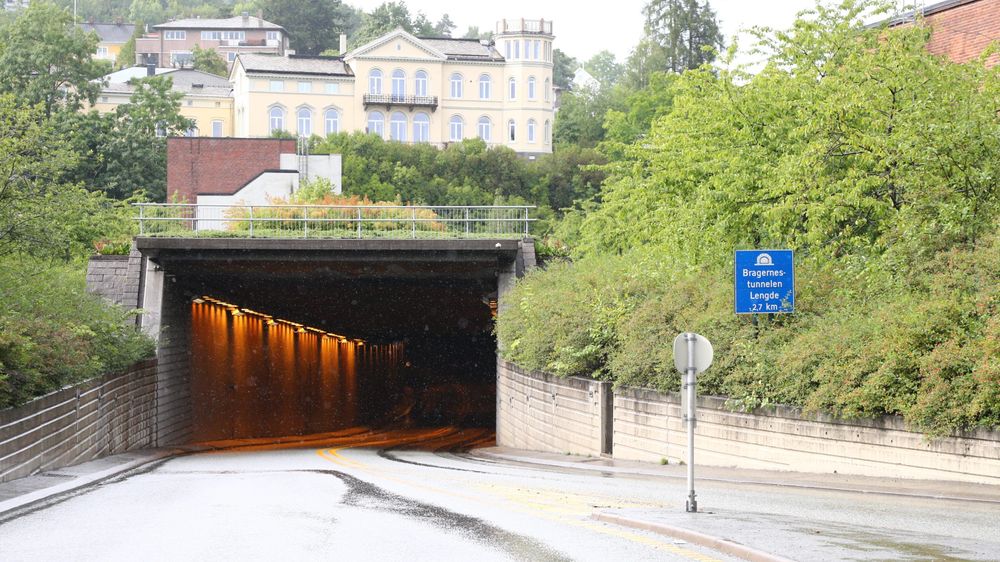 Den 3169 meter lange tunnelen går gjennom Bragernesåsen mellom Brakerøya i øst og Per Sivles gate og Øvre Storgate i vest. Tunnelen ble åpnet 14. august 2002. 