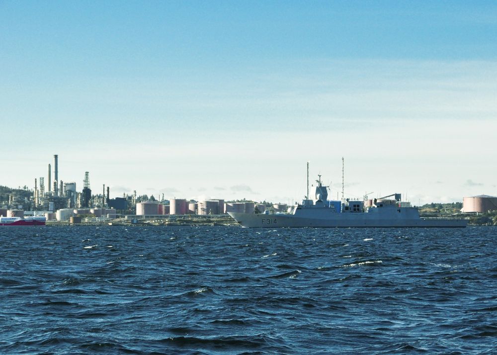Utenfor olje- og gassanlegget på Mongstad er et av stedene hvor det er oppdaget unormal aktivitet. Bildet er tatt ved en tidligere anledning og skipene har ingenting med saken å gjøre.