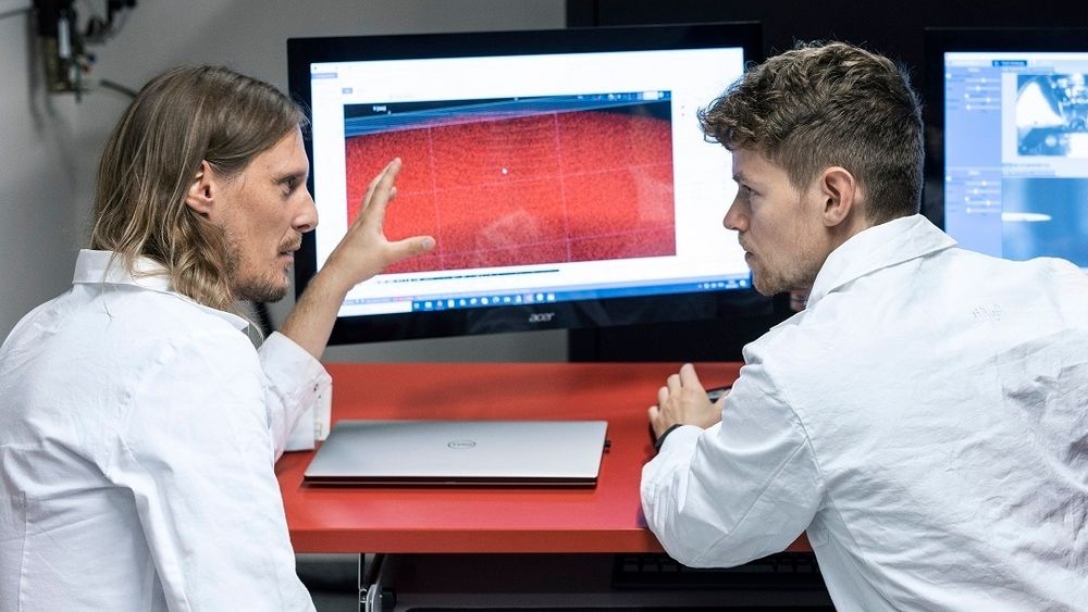 Dennis Meier og Kasper A. Hunnestad i laboratoriet for «atom probe tomography» (APT). Maskinen gjør det mulig å observere enkeltatomer i et materiale. 