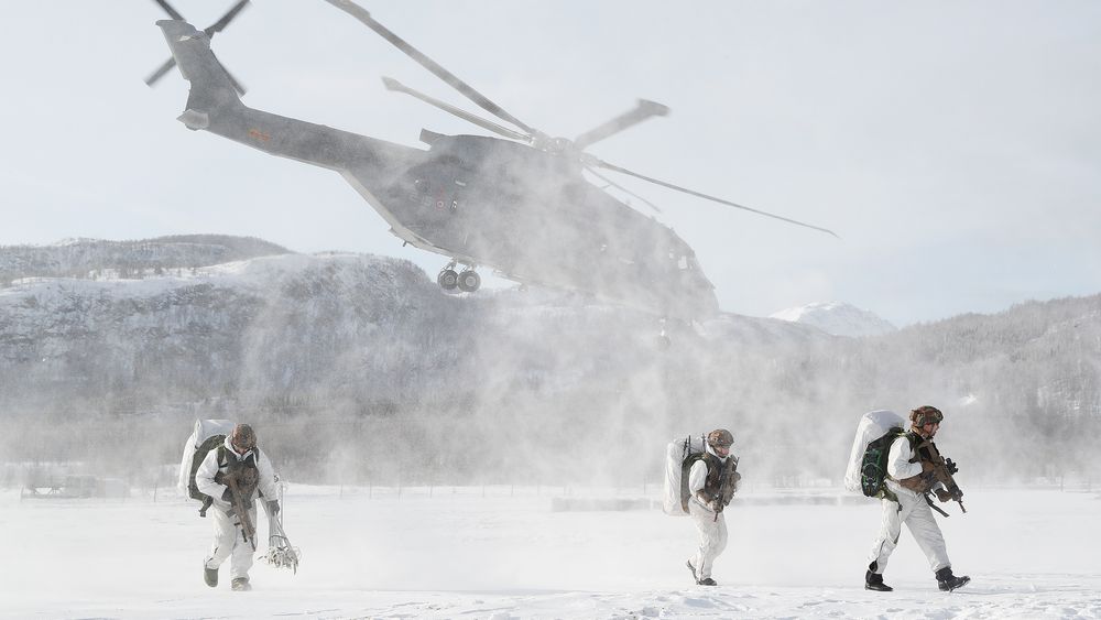 Italienske soldater blir landsatt med AW101 under vinterøvelsen Cold Response 22 i mars.