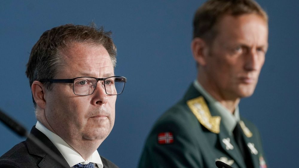 Forsvarsminister Bjørn Arild Gram (Sp), her sammen med forsvarssjef Erik Kristoffersen.