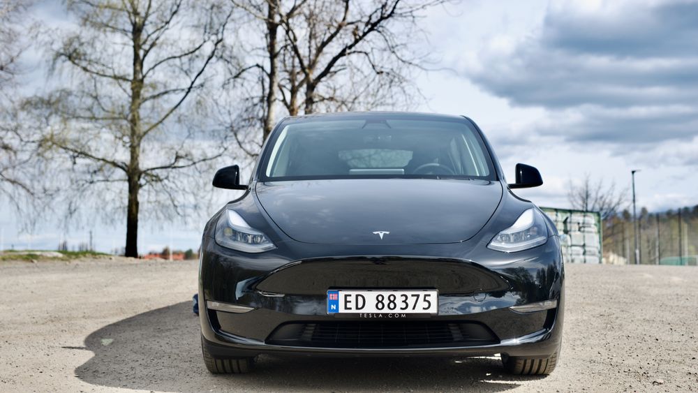 Tesla Model Y er blant bilene som kan bli dyrere dersom regjeringens forslags til statsbudsjett blir vedtatt.