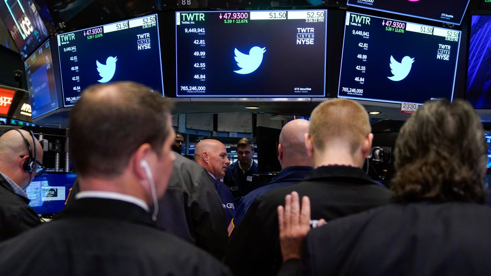 Aksjemeglere på børsen i New York i det Twitter-aksjen igjen er i omløp tirsdag.