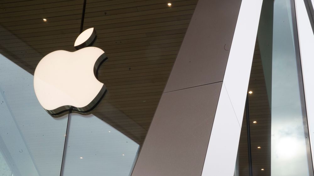 Apple-logoen utenfor en Apple-butikk i New York.