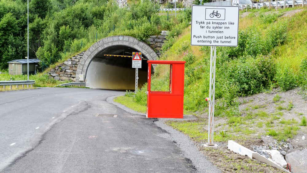 Tunnelen som før var forbudt for myke trafikanter er nå utstyrt med «sykkelknapp» som både varsler bilistene og starter viftene i tunnelen. 